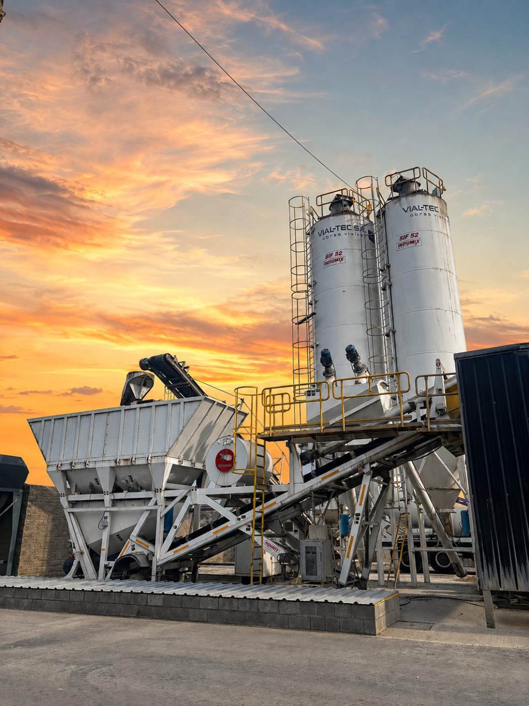 Planta de hormigón al atardecer
